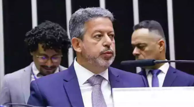 Lira negocia 150 votos na PEC por comando do Ministério da Saúde