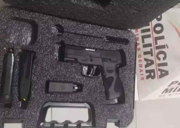 Homem é preso ao ameaçar atirar em crianças que brincavam com bola