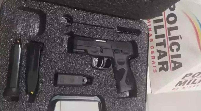 Homem é preso ao ameaçar atirar em crianças que brincavam com bola