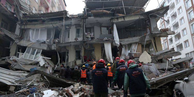 Número de mortos na Turquia e na Síria após terremoto chega a 3,7 mil Número de mortos na Turquia e na Síria após terremoto chega a 3,7 mil