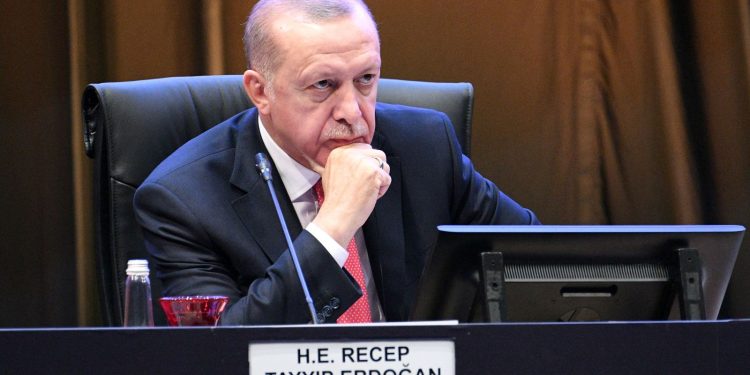 Erdogan declara estado de emergência em região atingida por terremoto Erdogan declara estado de emergência em região atingida por terremoto