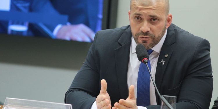 Um dia após perder mandato, Daniel Silveira é preso em Petrópolis