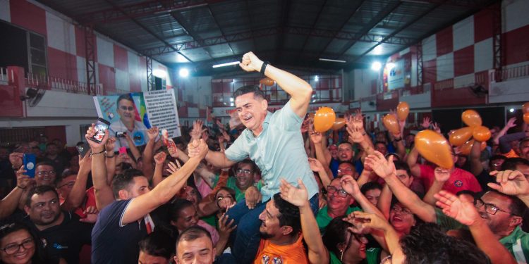 David Almeida atinge 37,8% em nova pesquisa e pode garantir vitória no primeiro turno