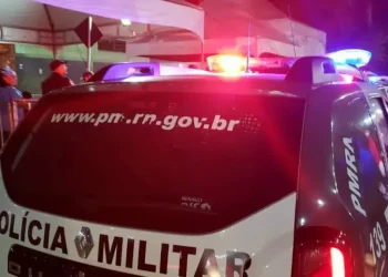 Proprietário de loja de celulares enfrenta assalto, mata um ladrão e fere outro