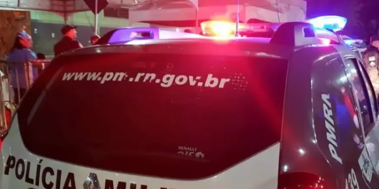 Proprietário de loja de celulares enfrenta assalto, mata um ladrão e fere outro