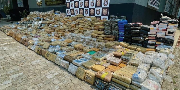 Caminhão com mais de 2 toneladas de drogas é apreendido na zona leste de Manaus