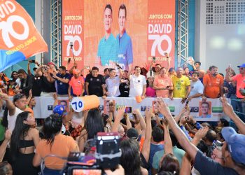 Emoção marca encontro de David Almeida com mais de sete mil apoiadores na zona Centro-Sul de Manaus