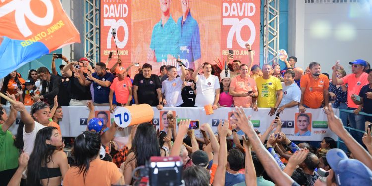 Emoção marca encontro de David Almeida com mais de sete mil apoiadores na zona Centro-Sul de Manaus