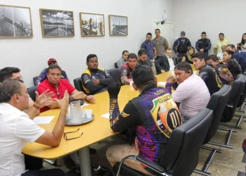 Motociclistas por aplicativo são recebidos para elaborar projeto de regulamentação da categoria