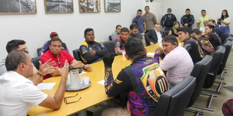 Motociclistas por aplicativo são recebidos para elaborar projeto de regulamentação da categoria