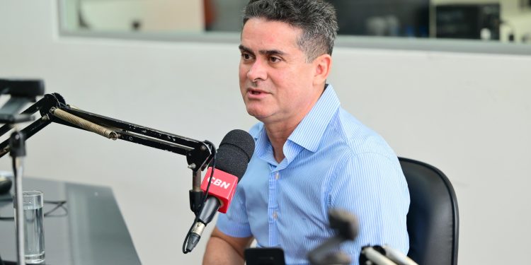 David Almeida destaca avanços mesmo enfrentando as maiores crises durante entrevista