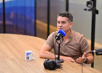 “Não resolve a data-base dos colegas da polícia, vai resolver os problemas de Manaus?”, dispara David Almeida sobre Alberto Neto