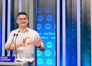 David Almeida mostra preparo e apresenta avanços na infraestrutura da capital em primeiro bloco de debate na TV A Crítica