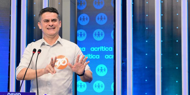 David Almeida mostra preparo e apresenta avanços na infraestrutura da capital em primeiro bloco de debate na TV A Crítica