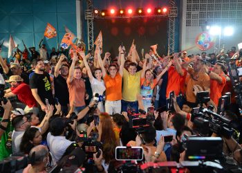 Prefeito David Almeida é ovacionado e apoio popular marca festa da vitória