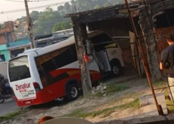 Microônibus invade residência em Manaus e causa transtornos no trânsito