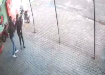 Arma falha mais de nove vezes antes de mulher ser atingida com tiro na cabeça; veja o vídeo