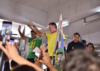 Jair Bolsonaro mobiliza multidão   em apoio à candidatura de Alberto Neto no segundo turno  em Manaus