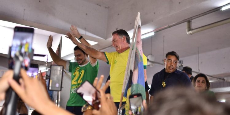 Jair Bolsonaro mobiliza multidão   em apoio à candidatura de Alberto Neto no segundo turno  em Manaus