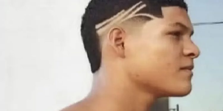 Jovem é brutalmente executado a tiros durante velório de primo Jovem é brutalmente executado a tiros durante velório de primo
