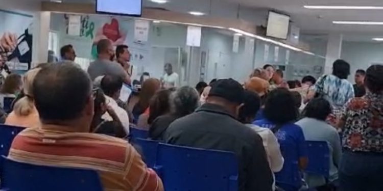 Pacientes esperam horas por resultados de exames e transtorno causa tumulto no Delphina Aziz