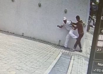 Funcionário de hotel é brutalmente assassinado após supostamente sair com mulher casada; veja o vídeo