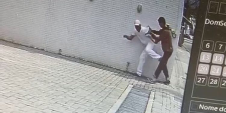 Funcionário de hotel é brutalmente assassinado após supostamente sair com mulher casada; veja o vídeo