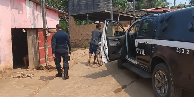 Comerciante é apreendido após denúncias por comercializar drogas em sua própria casa Comerciante é apreendido após denúncias por comercializar drogas em sua própria casa