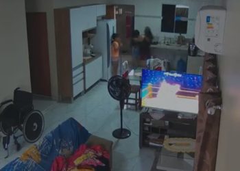 Vídeo mostra flagrante de madrasta agredindo enteada