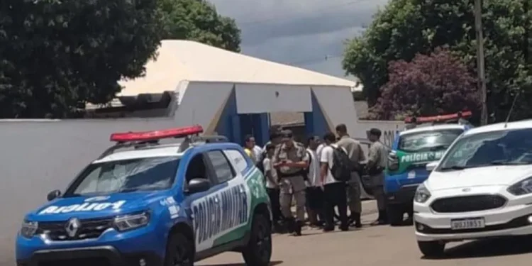 Estudante é esfaqueado por namorado de colega na porta da escola