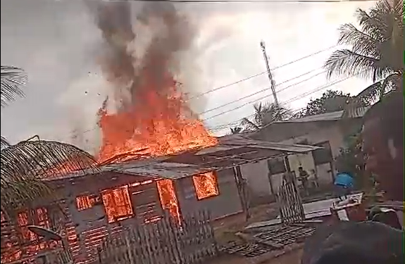 Incêndio destrói casa em Presidente Figueiredo