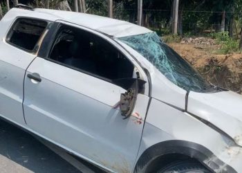 Picape capota em ramal e deixa 11 pessoas feridas