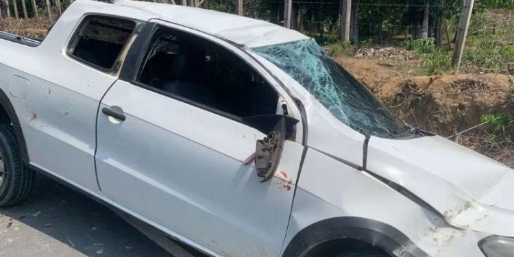 Picape capota em ramal e deixa 11 pessoas feridas