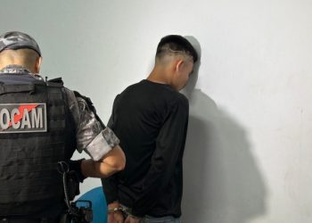 Homem é preso em flagrante com arma e drogas em ação policial surpreendente