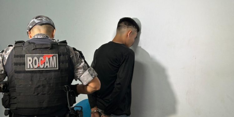 Homem é preso em flagrante com arma e drogas em ação policial surpreendente