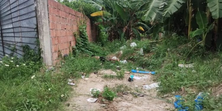 Corpo com mais de 10 facadas é jogado em terreno baldio