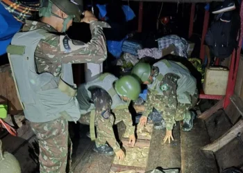 Militares do exército brasileiro apreendem carne de caça ilegal