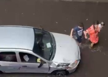Flagra! Mulher tenta salvar carro de alagação com bebê no colo durante forte chuva