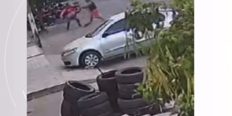 Briga entre mototaxistas termina em assassinato brutal em plena luz do dia; veja o vídeo