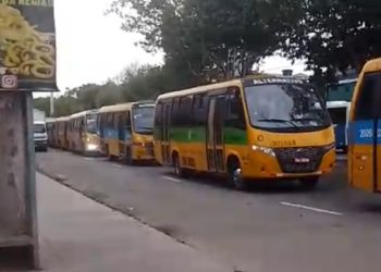Trabalhadores dos ônibus “amarelinhos” protestam por melhorias e direitos; veja o vídeo