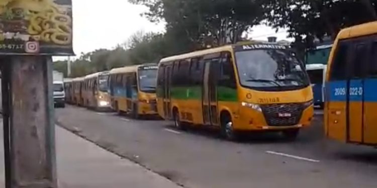Trabalhadores dos ônibus “amarelinhos” protestam por melhorias e direitos; veja o vídeo