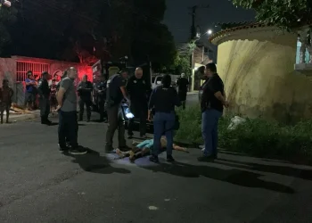 Homem é alvejado em plena via pública e execução apavora moradores