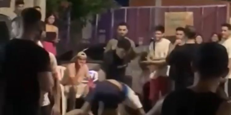 “Briga de Enzos” em adega atrai olhares durante disputa por novinha do funk; veja o vídeo “Briga de Enzos” em adega atrai olhares durante disputa por novinha do funk; veja o vídeo