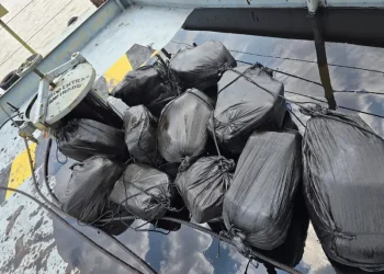 Polícia de Codajás apreende 647 kg de cocaína escondidos em tanques de petróleo em balsa