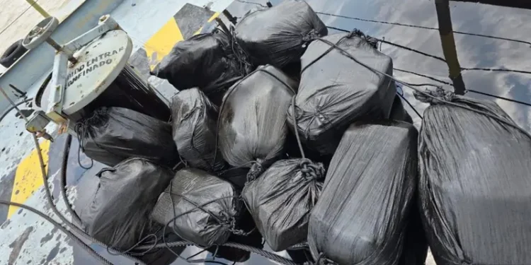 Polícia de Codajás apreende 647 kg de cocaína escondidos em tanques de petróleo em balsa