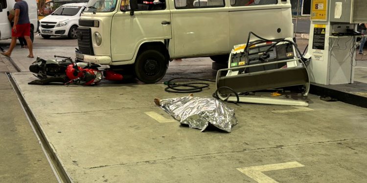 Idoso morre ao sofrer mal súbito e colidir em posto de gasolina
