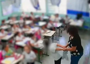 Aluno autista é agredido por professora em sala de aula; veja o vídeo
