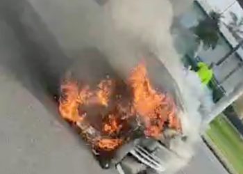 Carro pega fogo e gera caos no trânsito em Manaus