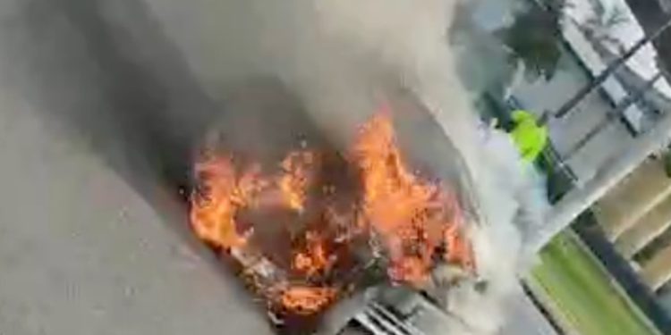 Carro pega fogo e gera caos no trânsito em Manaus