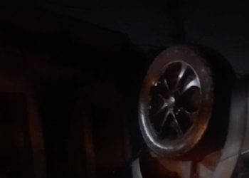 Carro desgovernado capota após bater em veículos estacionados